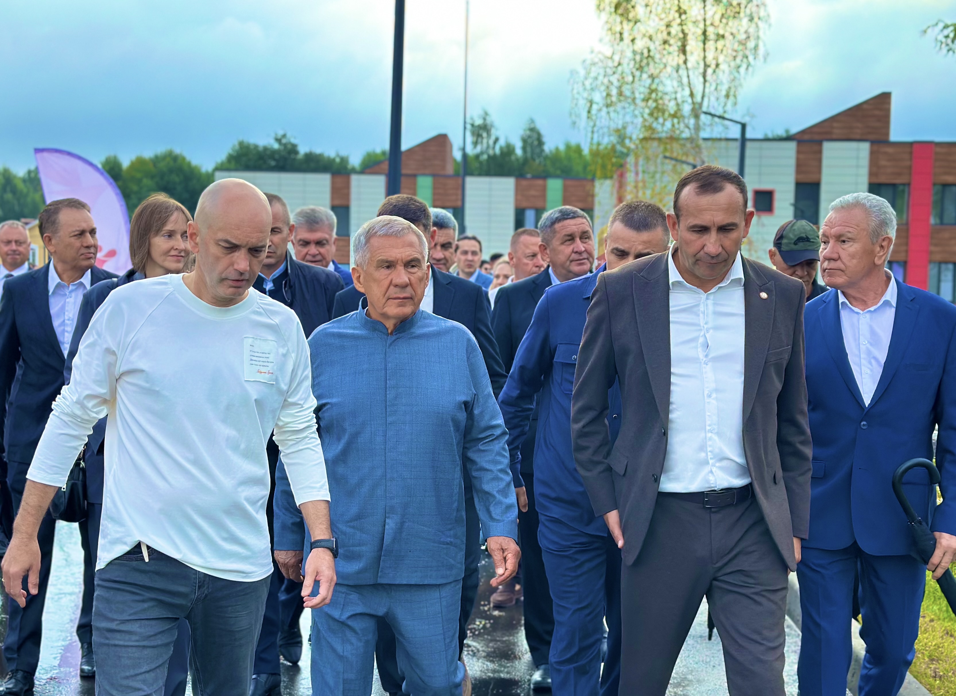 Рустам Минниханов вместе с главой Тукаевского района Камилем Назмиевым осмотрел условия для отдыха детей