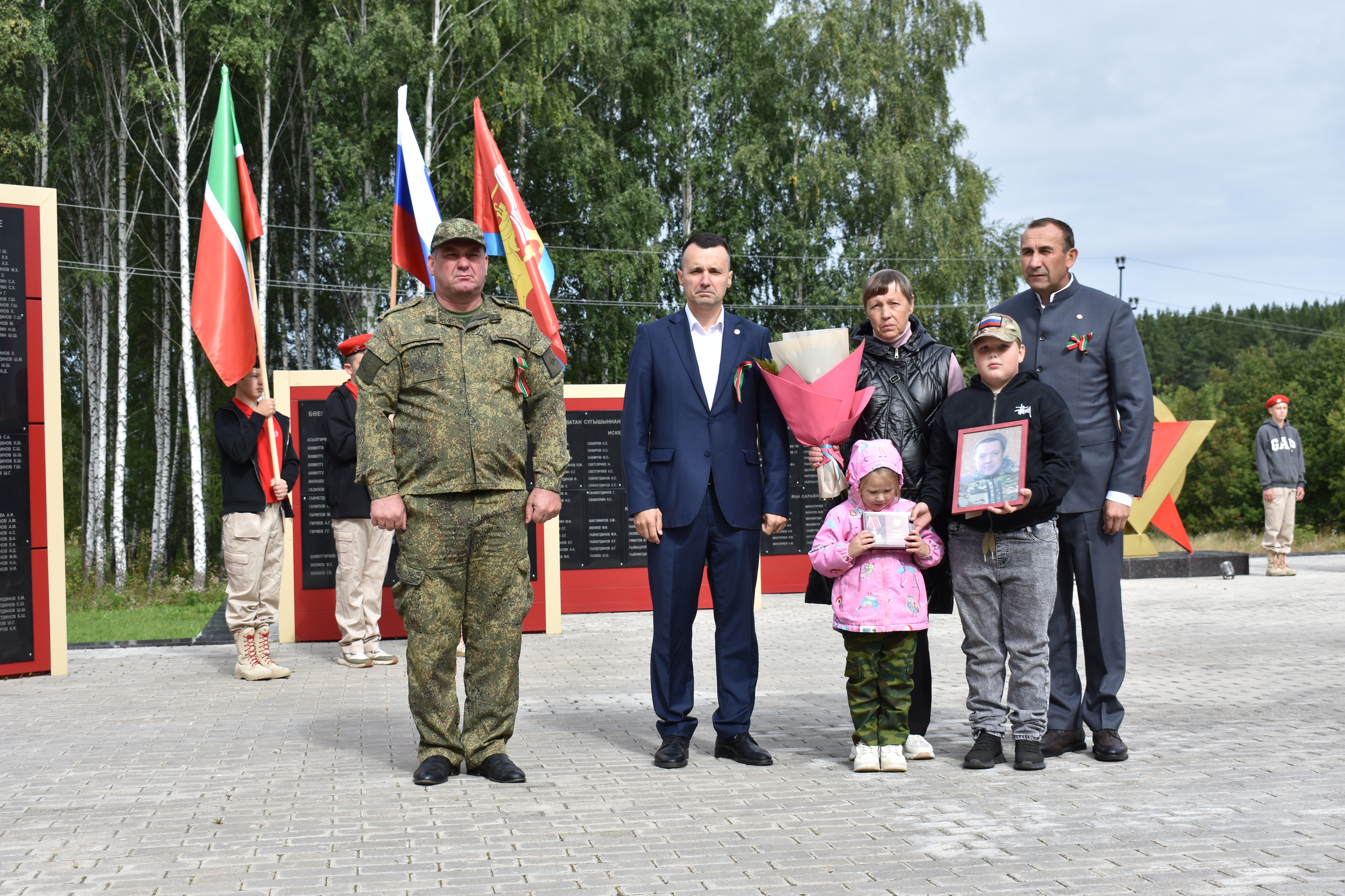 Военные награды погибших бойцов передали их родным и близким посмертно.