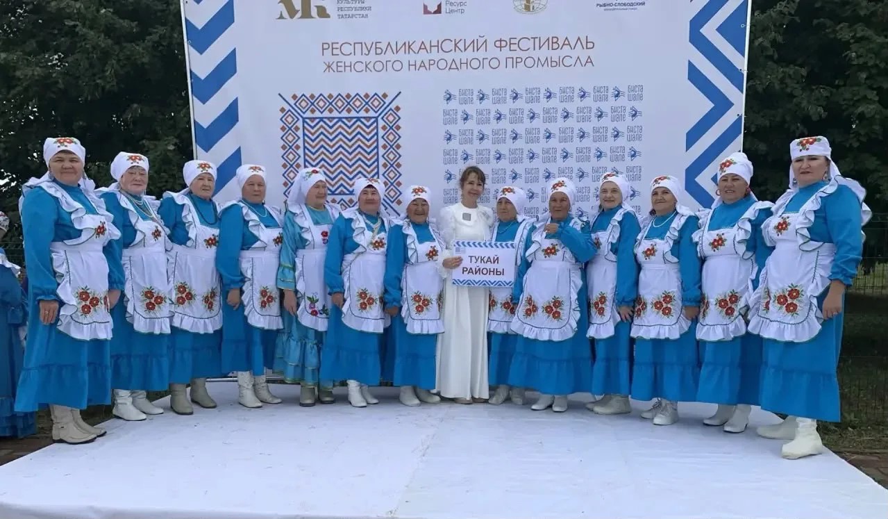 Теләнче-Тамакның «Өммегөлсем» җыр-фольклор ансамбле «Ак алъяпкыч» халык җырын башкарды.