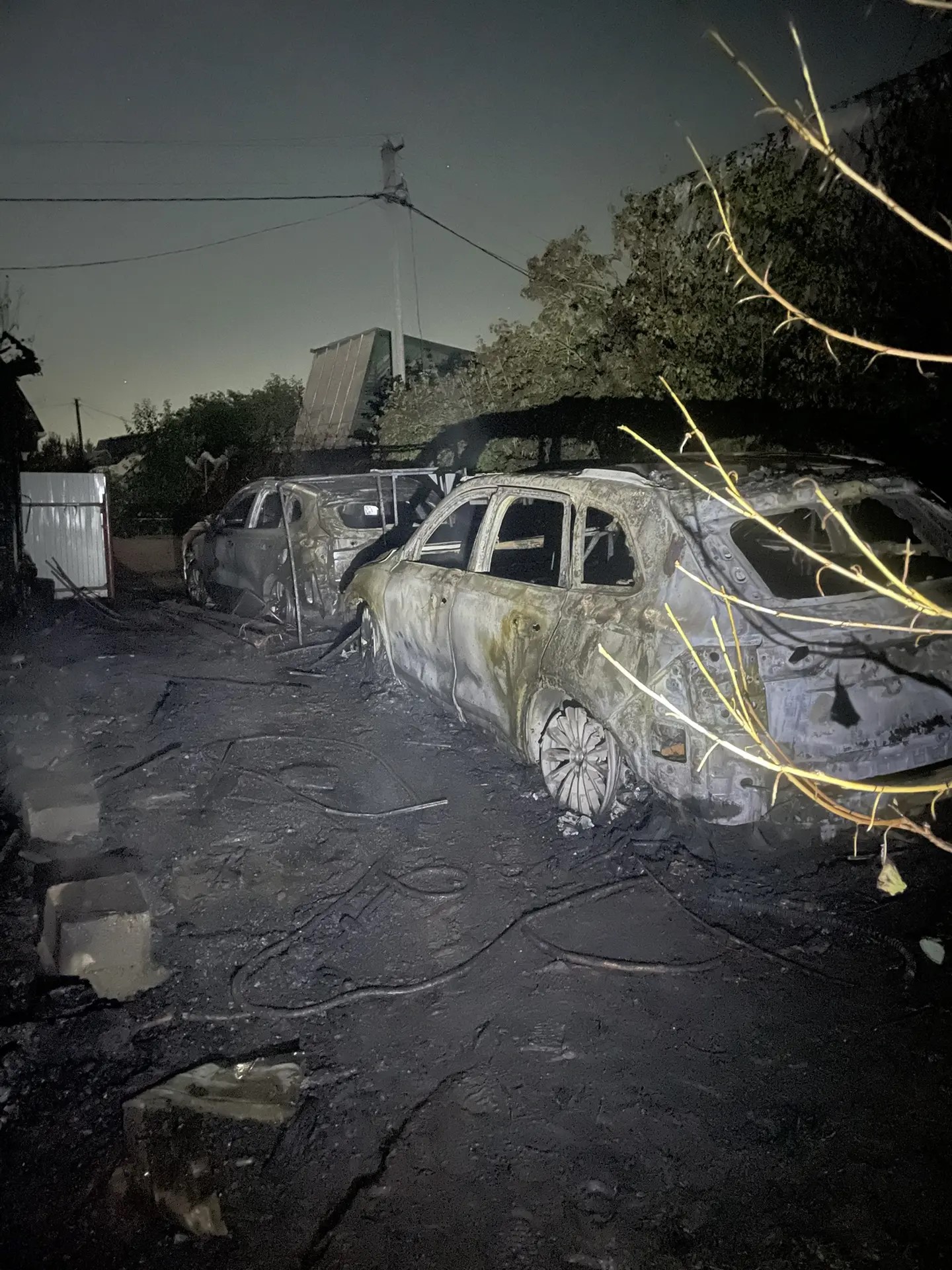 В СНТ «Дизелист» пожар уничтожил садовый дом и два автомобиля.