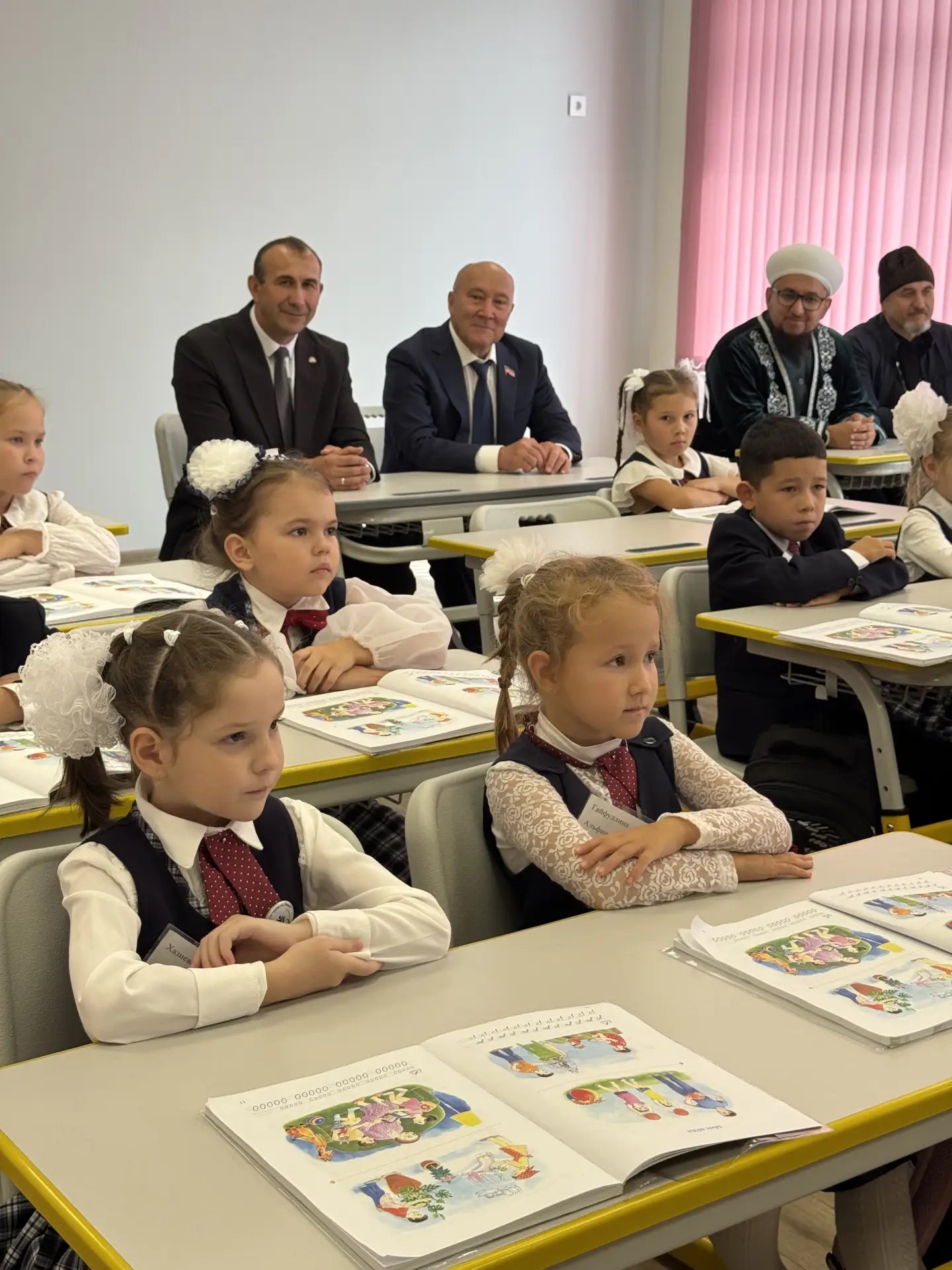Марат Ахметов вместе с Камилем Назмиевым посетил учебные занятия.