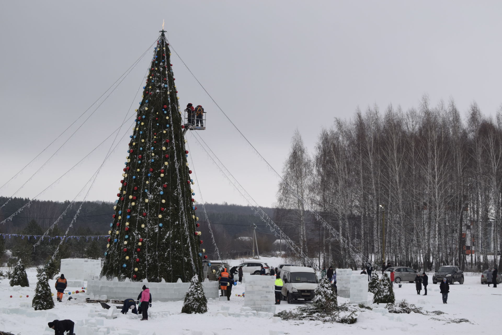 Төп чыршы кунакларны каршыларга әзерләнә