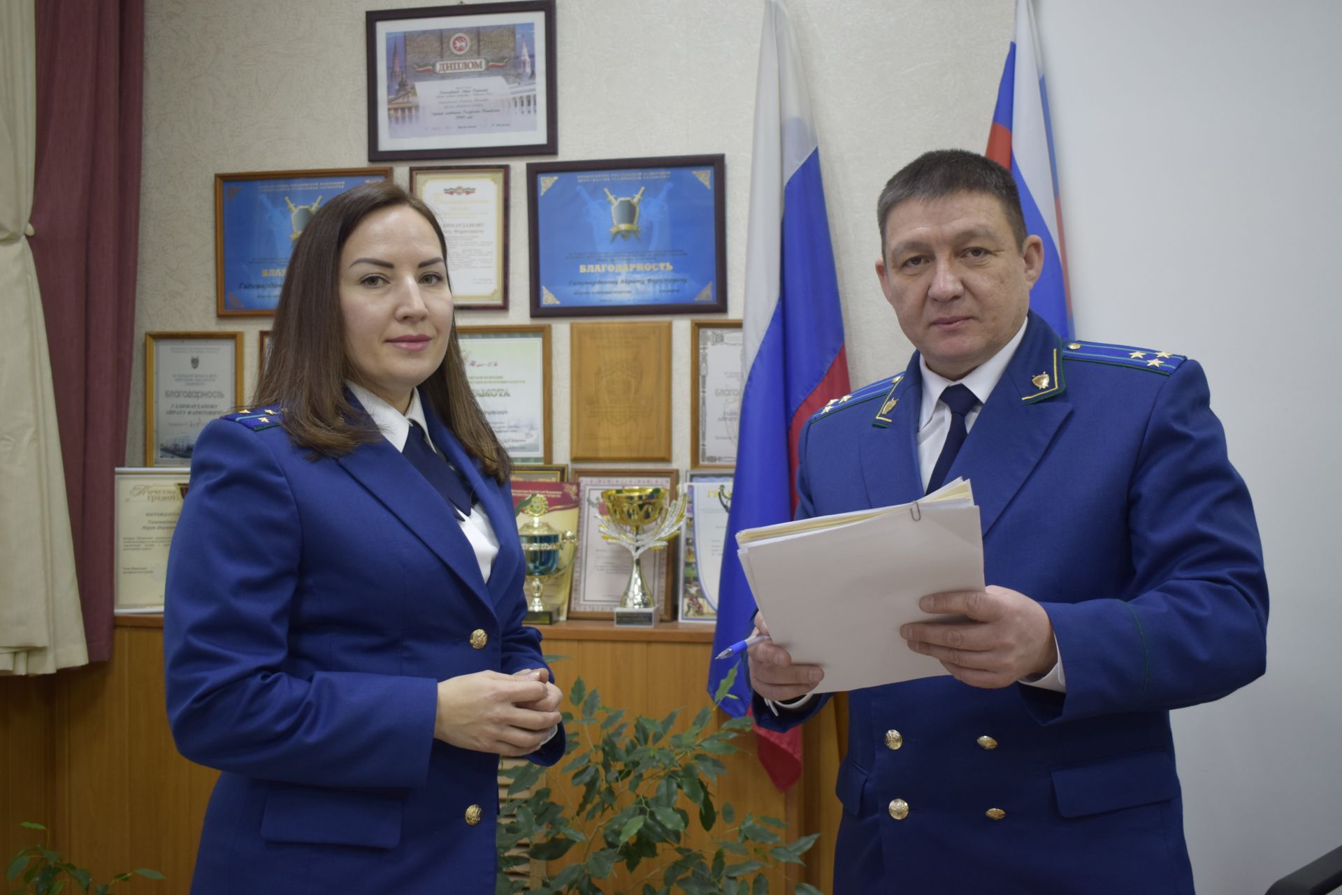 Һәрвакыт гаделлек ягында, закон сагында