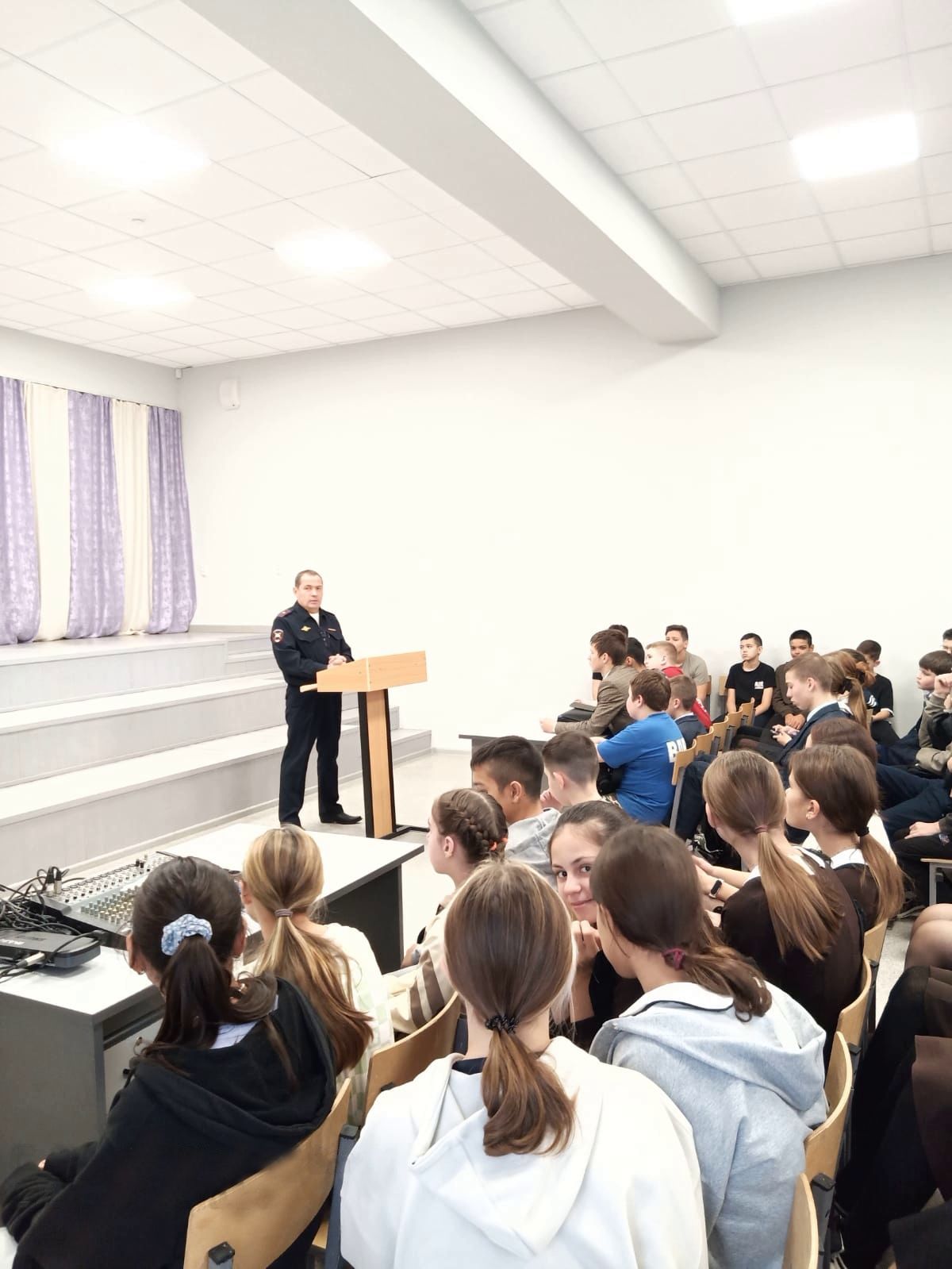 В преддверии осенних каникул в Князевской школе посёлка «Татарстан» гость дня – Шамиль Мирсаетович Ганиев, начальник ОГИБДД отдела МВД России по Тукаевскому району