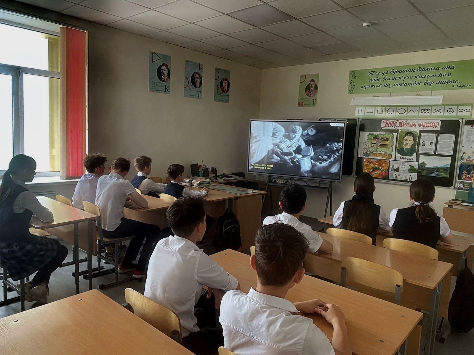 Бәтке урта гомуми белем бирү мәктәбендә - «Хәтерлим, горурланам» дигән кызыклы һәм тәрбияви сыйныф сәгате үтте