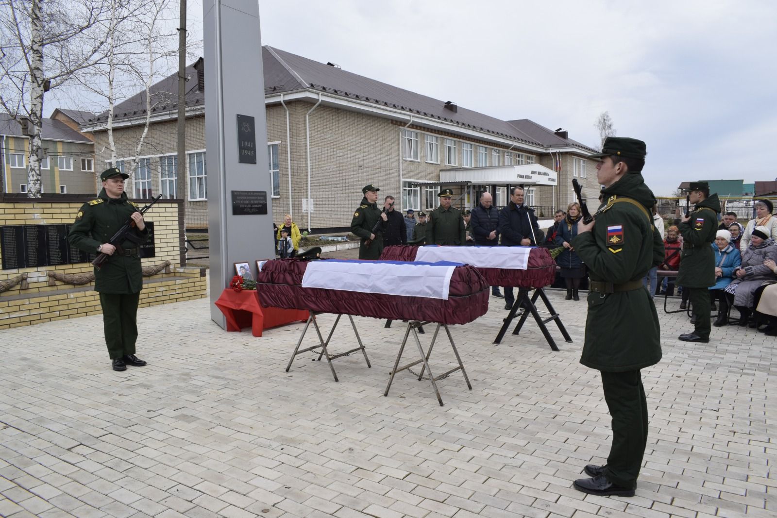 Сегодня в Тукаевском районе простились с двумя братьями, погибшими в зоне спецоперации: Артемом и Станиславом Шамукаевыми