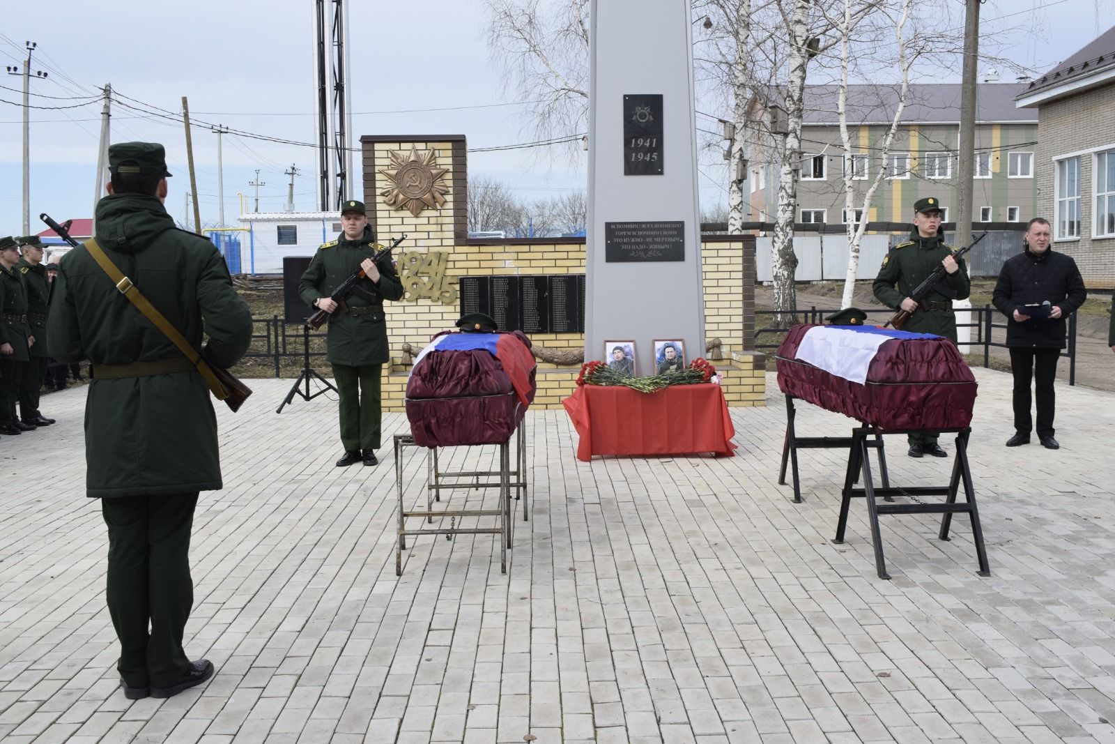 Сегодня в Тукаевском районе простились с двумя братьями, погибшими в зоне спецоперации: Артемом и Станиславом Шамукаевыми