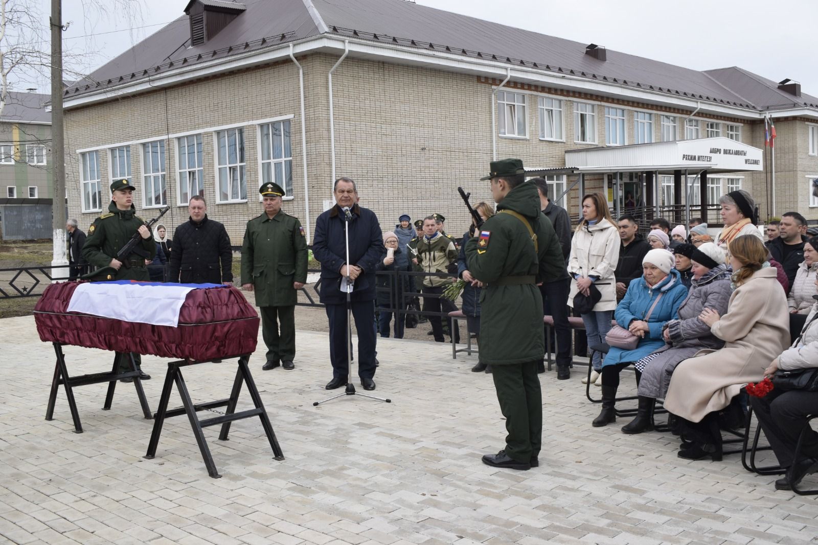 Сегодня в Тукаевском районе простились с двумя братьями, погибшими в зоне спецоперации: Артемом и Станиславом Шамукаевыми