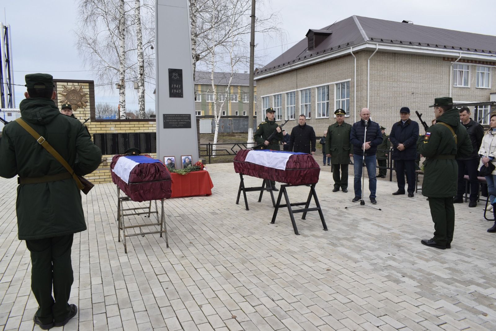 Сегодня в Тукаевском районе простились с двумя братьями, погибшими в зоне спецоперации: Артемом и Станиславом Шамукаевыми