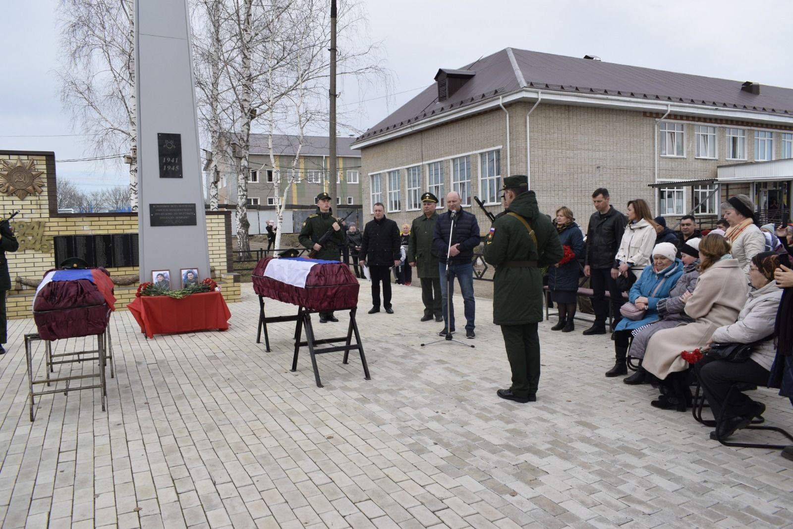 Сегодня в Тукаевском районе простились с двумя братьями, погибшими в зоне спецоперации: Артемом и Станиславом Шамукаевыми