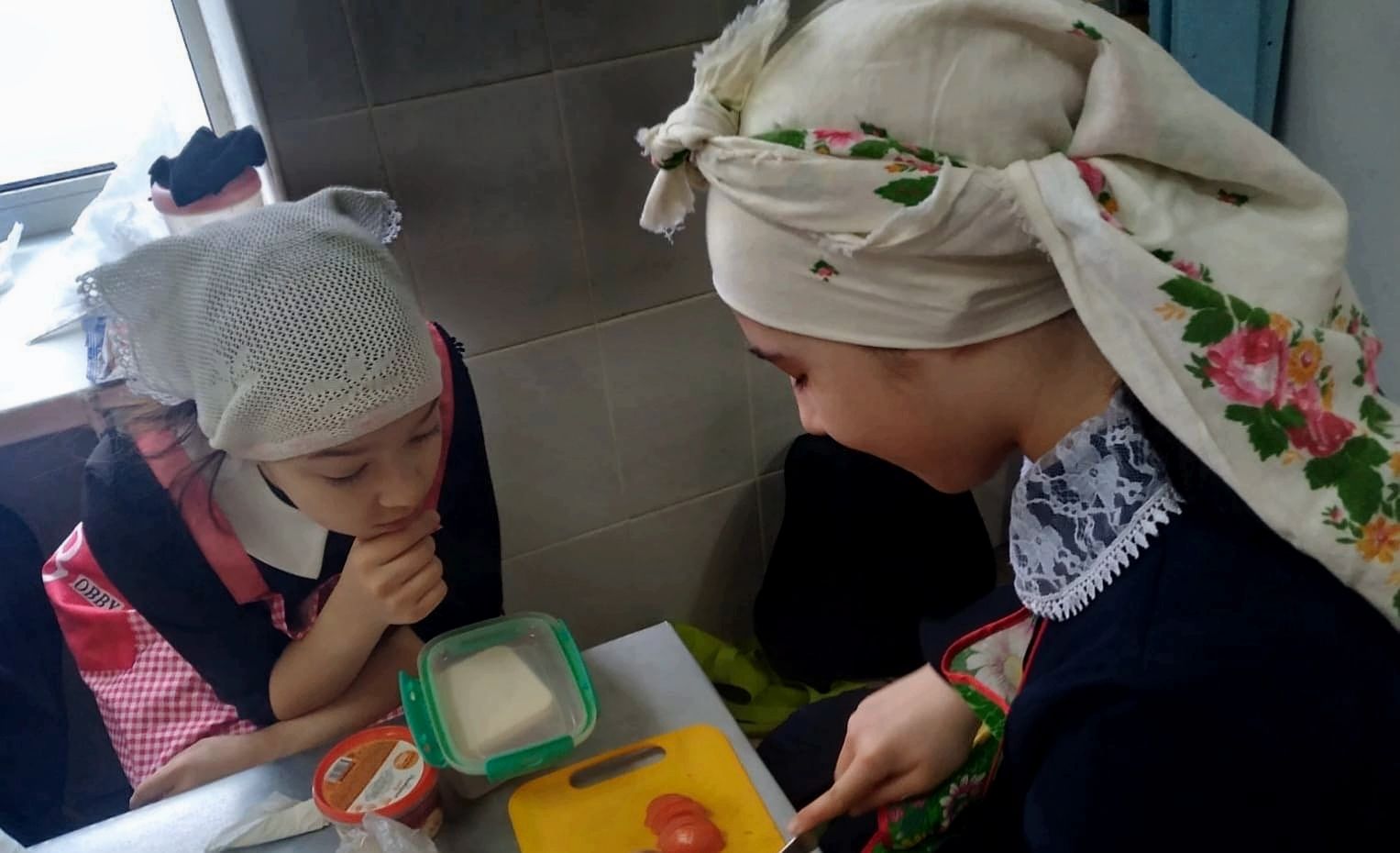 Новотроицкое мәктәбенең өлкән сыйныф укучылары “Аш-су пешеру серләре” мастер-классында катнаштылар