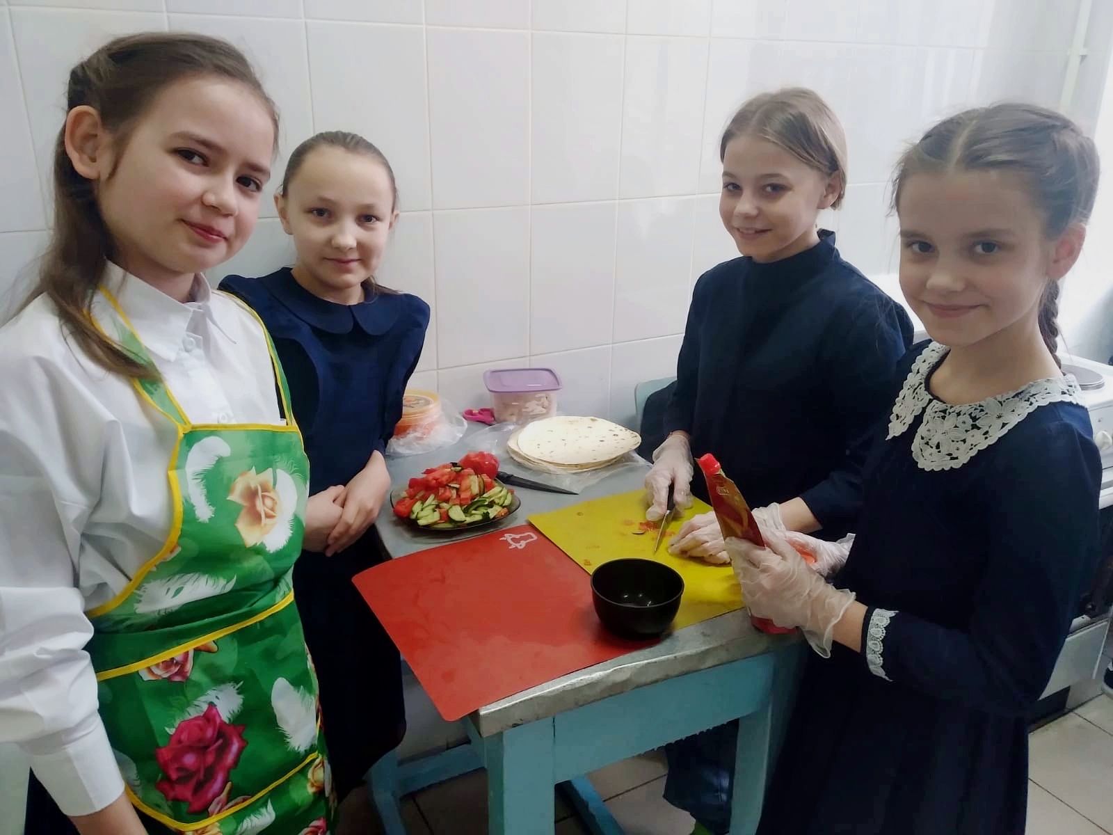 Новотроицкое мәктәбенең өлкән сыйныф укучылары “Аш-су пешеру серләре” мастер-классында катнаштылар