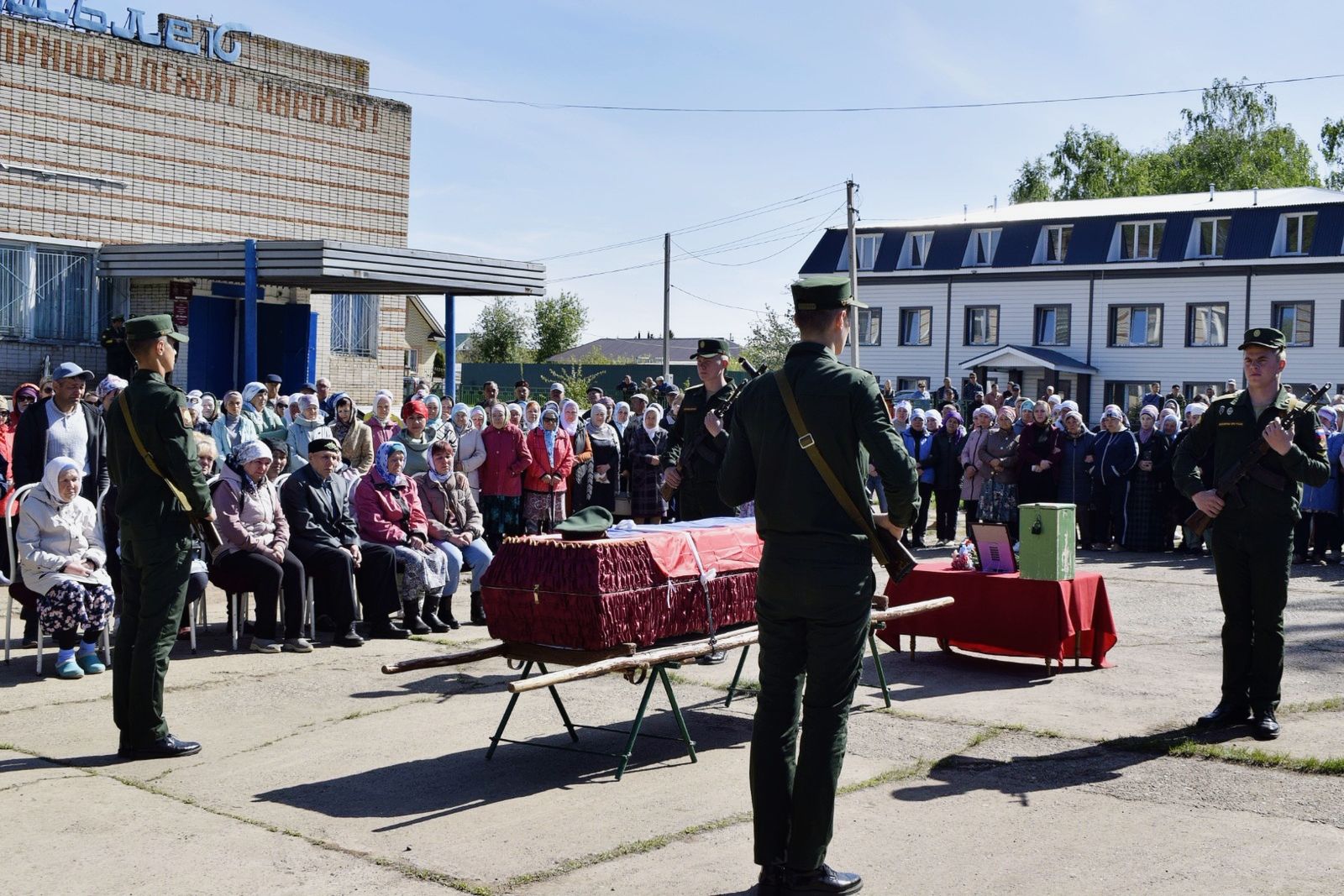 В Калмаше простились с героем