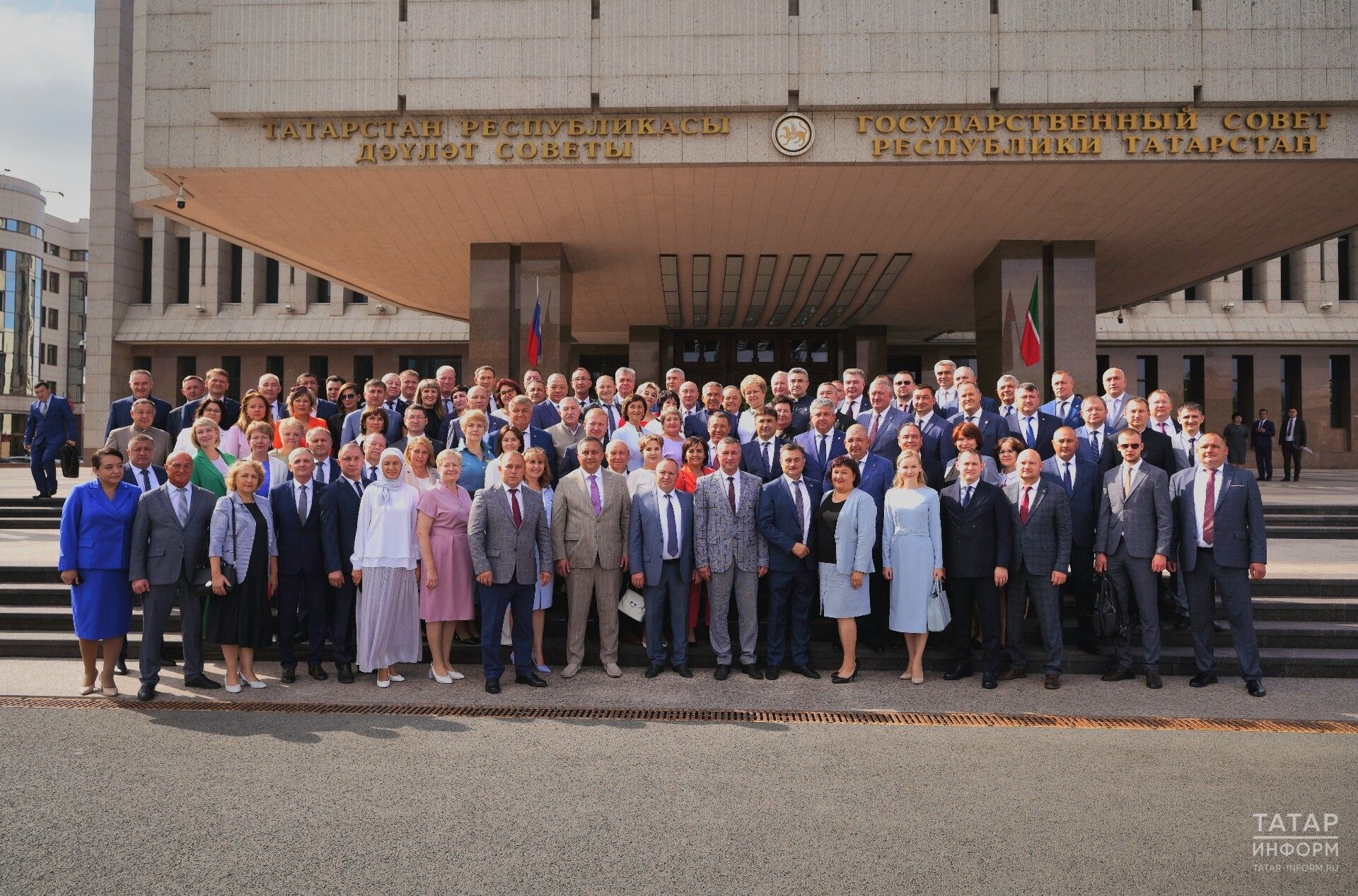 Рөстәм Миңнеханов район Мәгариф идарәләре башлыкларына яңа машиналар тапшырды