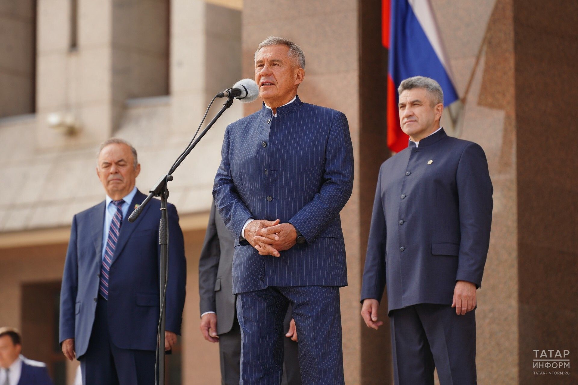 Рөстәм Миңнеханов район Мәгариф идарәләре башлыкларына яңа машиналар тапшырды