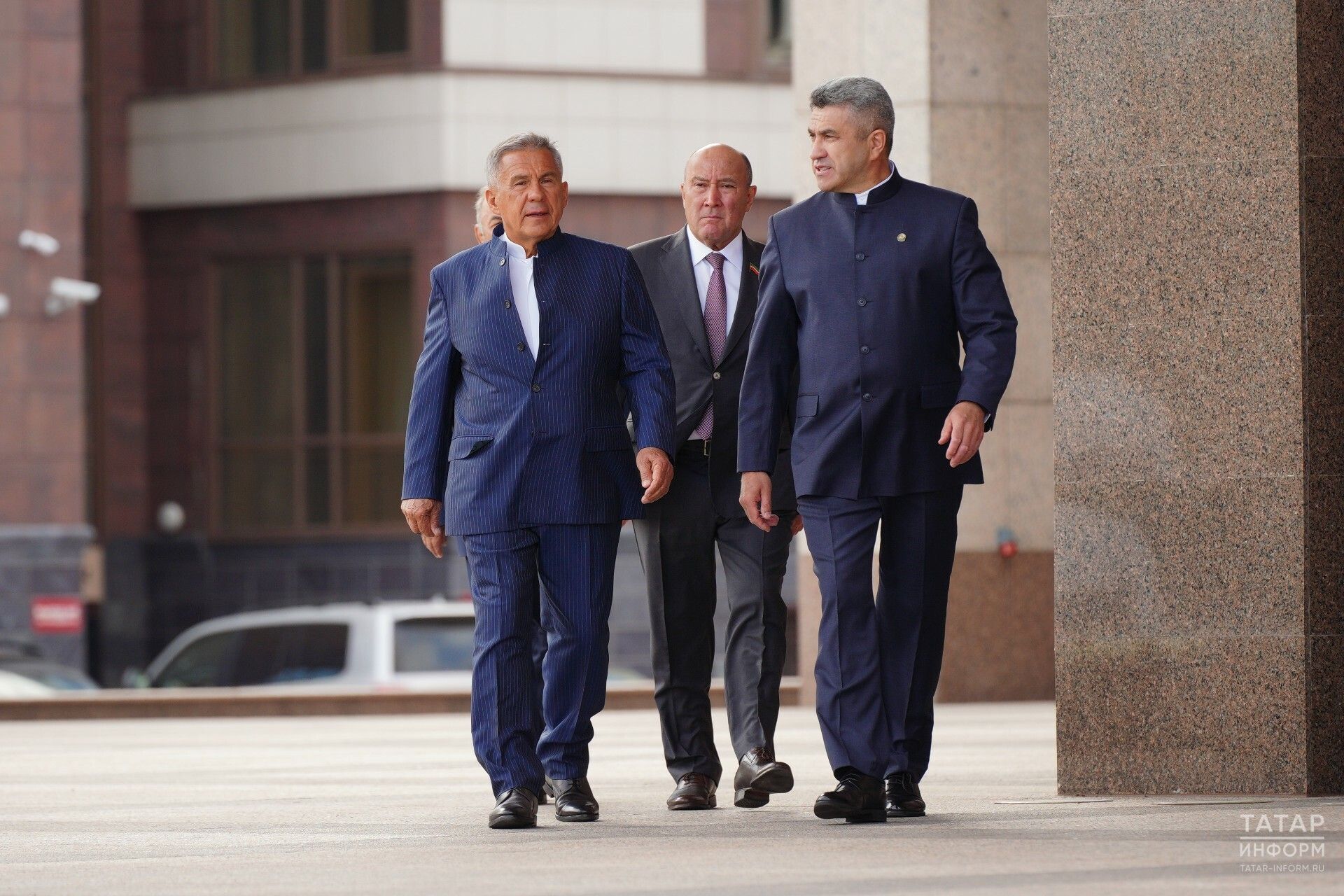 Рөстәм Миңнеханов район Мәгариф идарәләре башлыкларына яңа машиналар тапшырды
