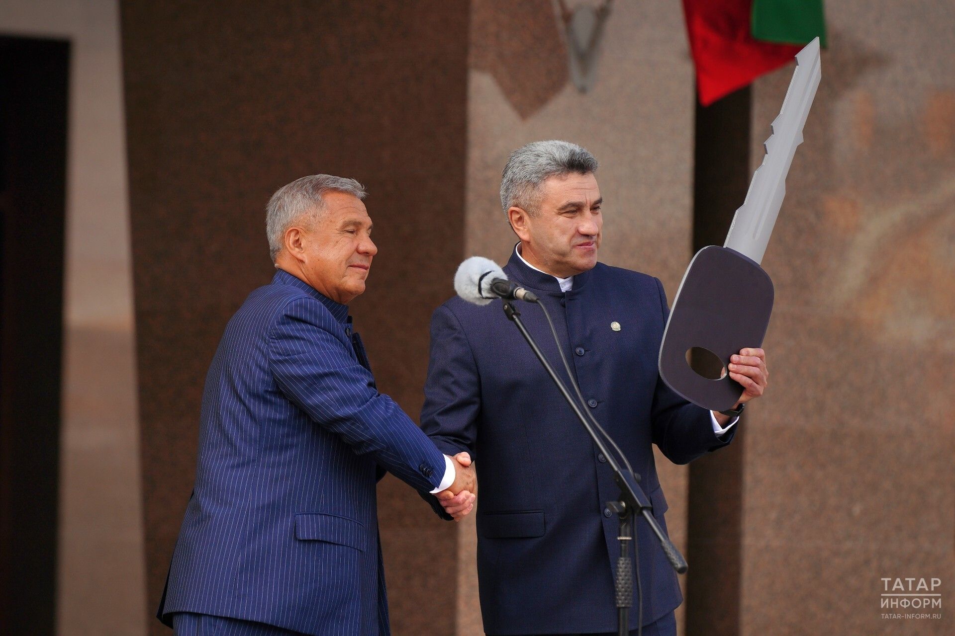 Рөстәм Миңнеханов район Мәгариф идарәләре башлыкларына яңа машиналар тапшырды