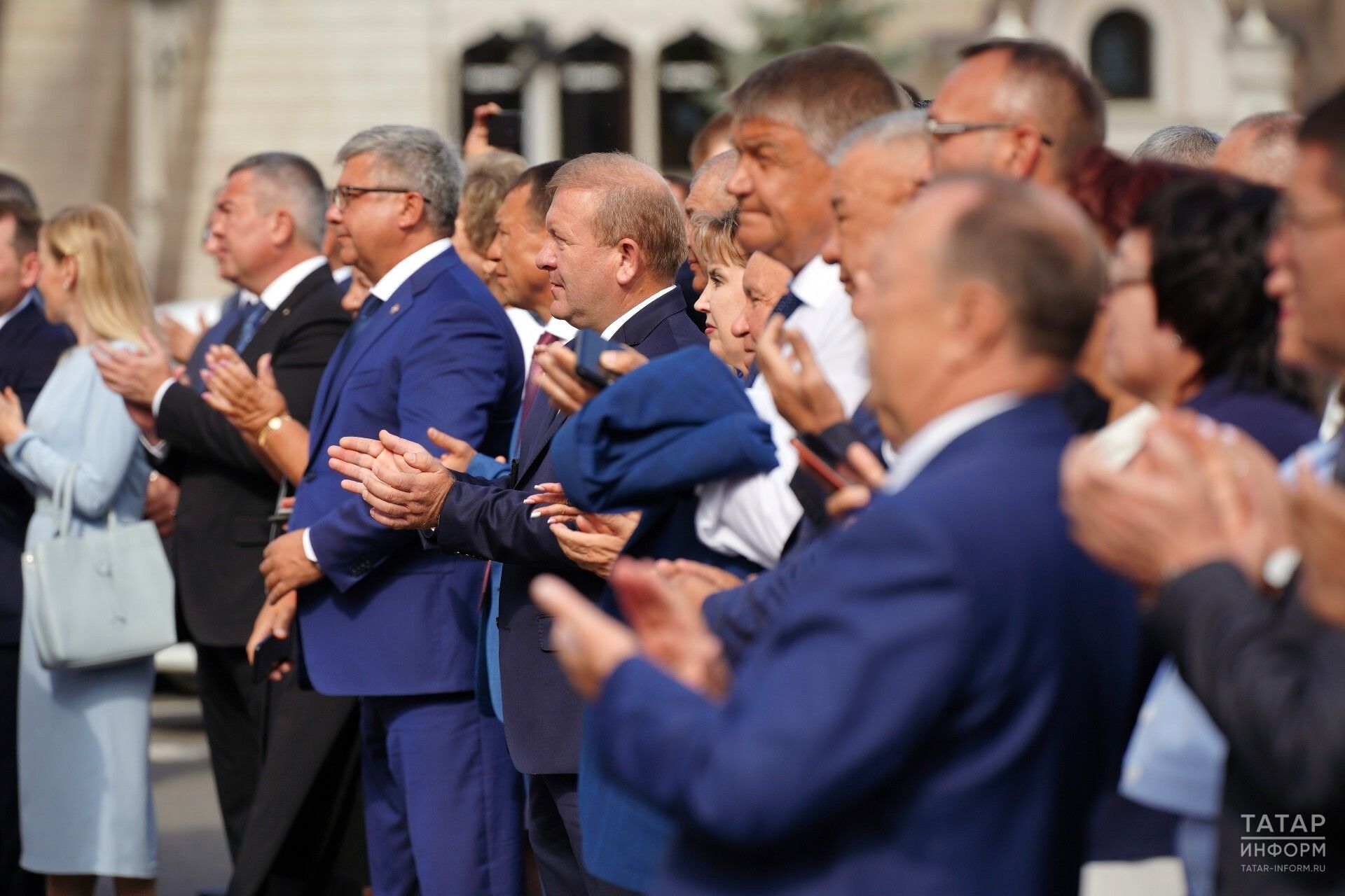 Рөстәм Миңнеханов район Мәгариф идарәләре башлыкларына яңа машиналар тапшырды
