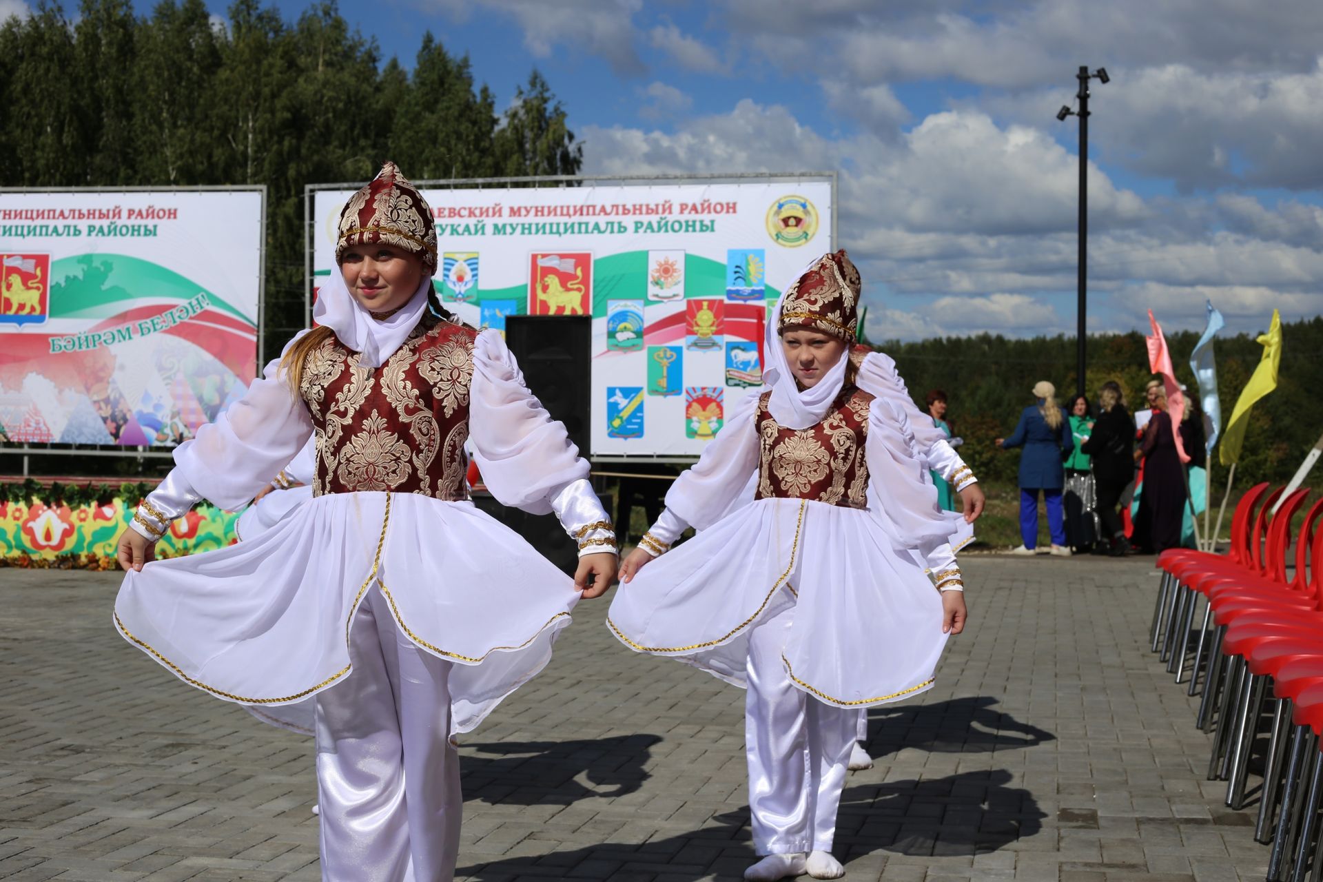 Без бүген иң матур бәйрәмнәрнең берсен Татарстан Республикасы көнен билгеләп үтәбез