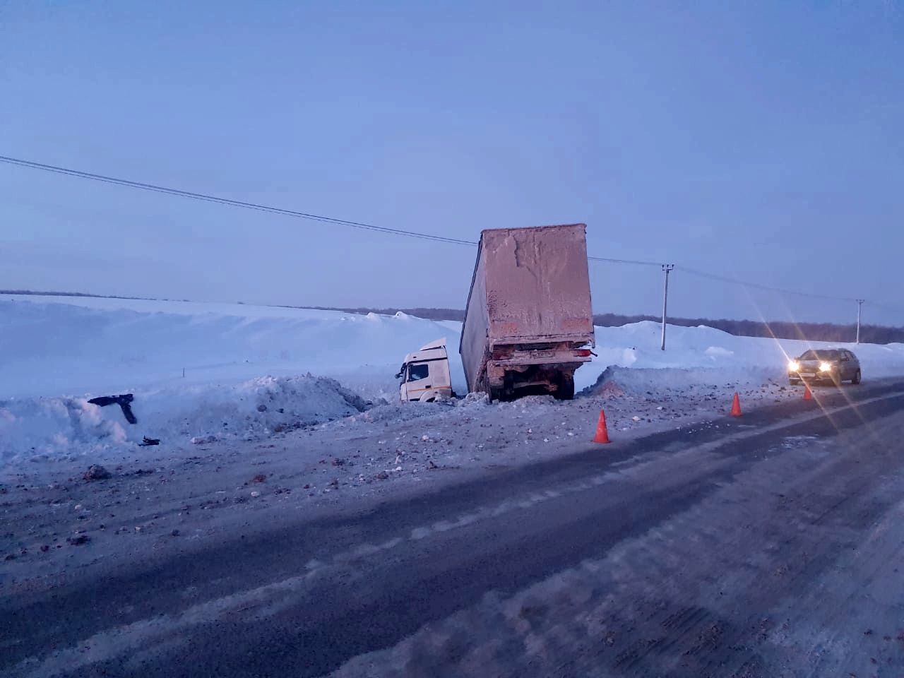 Авария с участием грузового автомобиля «КАМАЗ» и бетонного ограждения: причины и последствия
