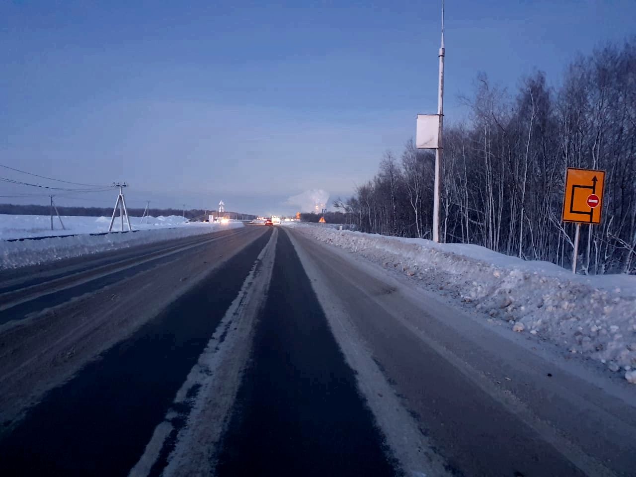 Авария с участием грузового автомобиля «КАМАЗ» и бетонного ограждения: причины и последствия
