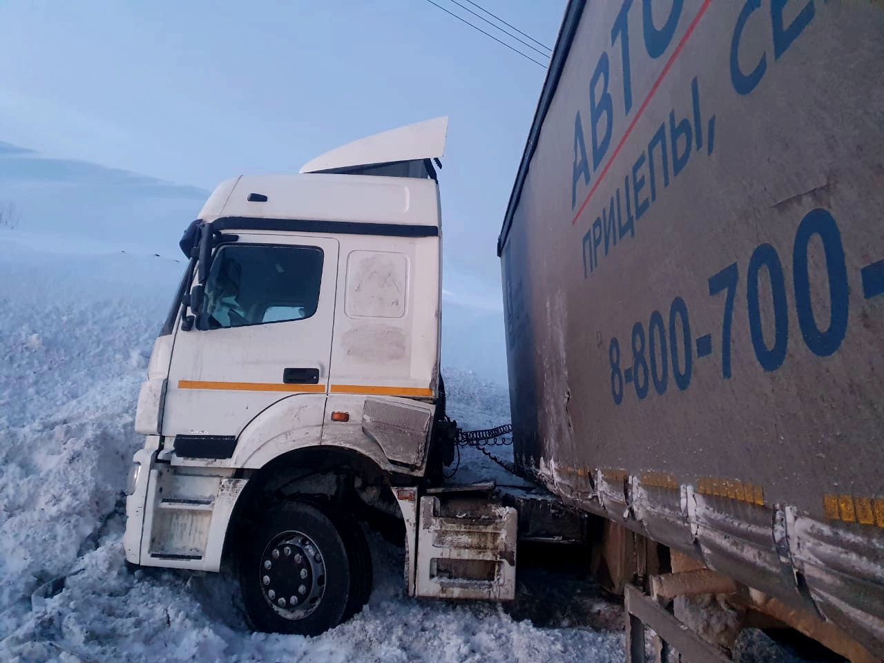 Авария с участием грузового автомобиля «КАМАЗ» и бетонного ограждения: причины и последствия