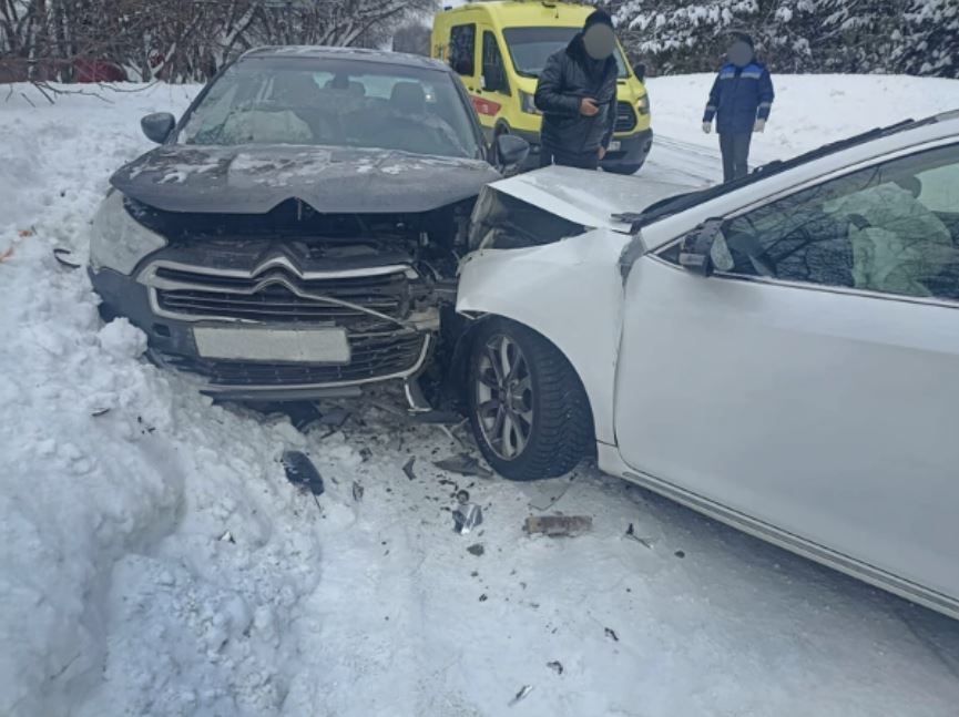 Серьезное ДТП на автодороге в Тукаевском районе: Водитель «Тойота Камри» не справился с управлением и столкнулся с «Ситроен С4»