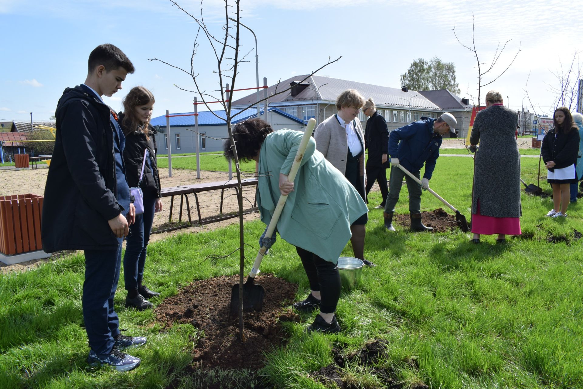 В честь героев: торжественный митинг и посадка деревьев в Шильнебашской школе