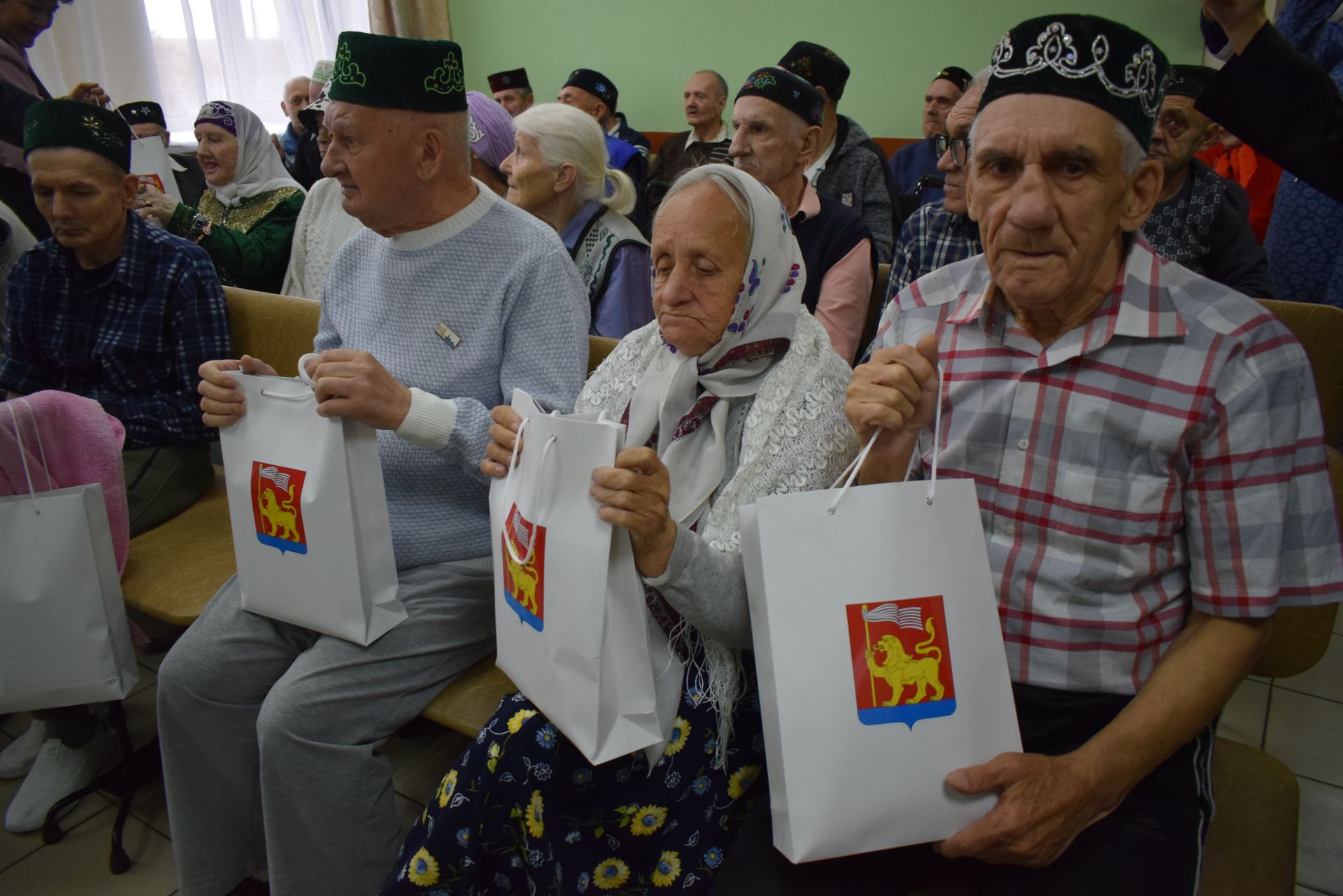 Камил Нәҗмиев интернатта яшәүче өлкәннәр белән очрашты
