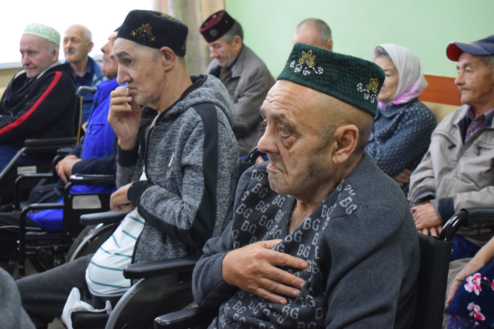Камил Нәҗмиев интернатта яшәүче өлкәннәр белән очрашты