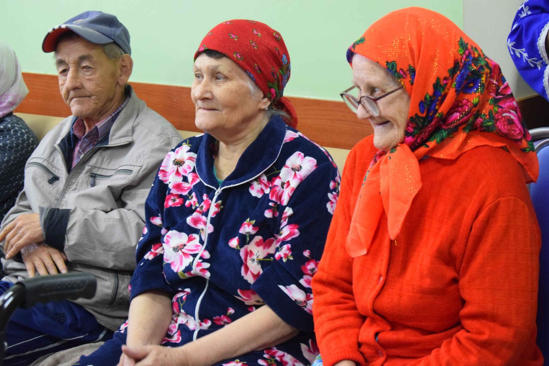 Камил Нәҗмиев интернатта яшәүче өлкәннәр белән очрашты