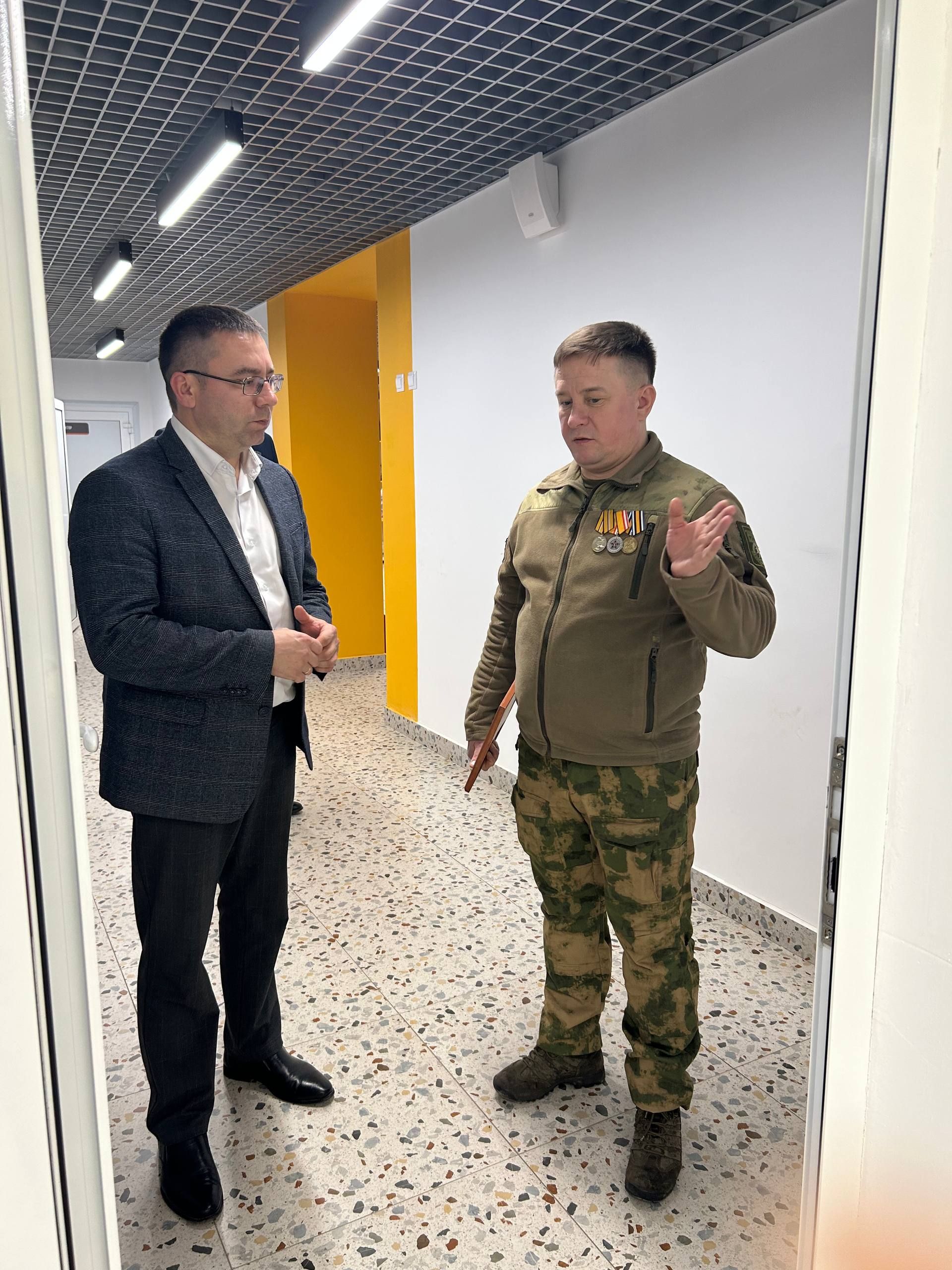 Герой белән очрашу