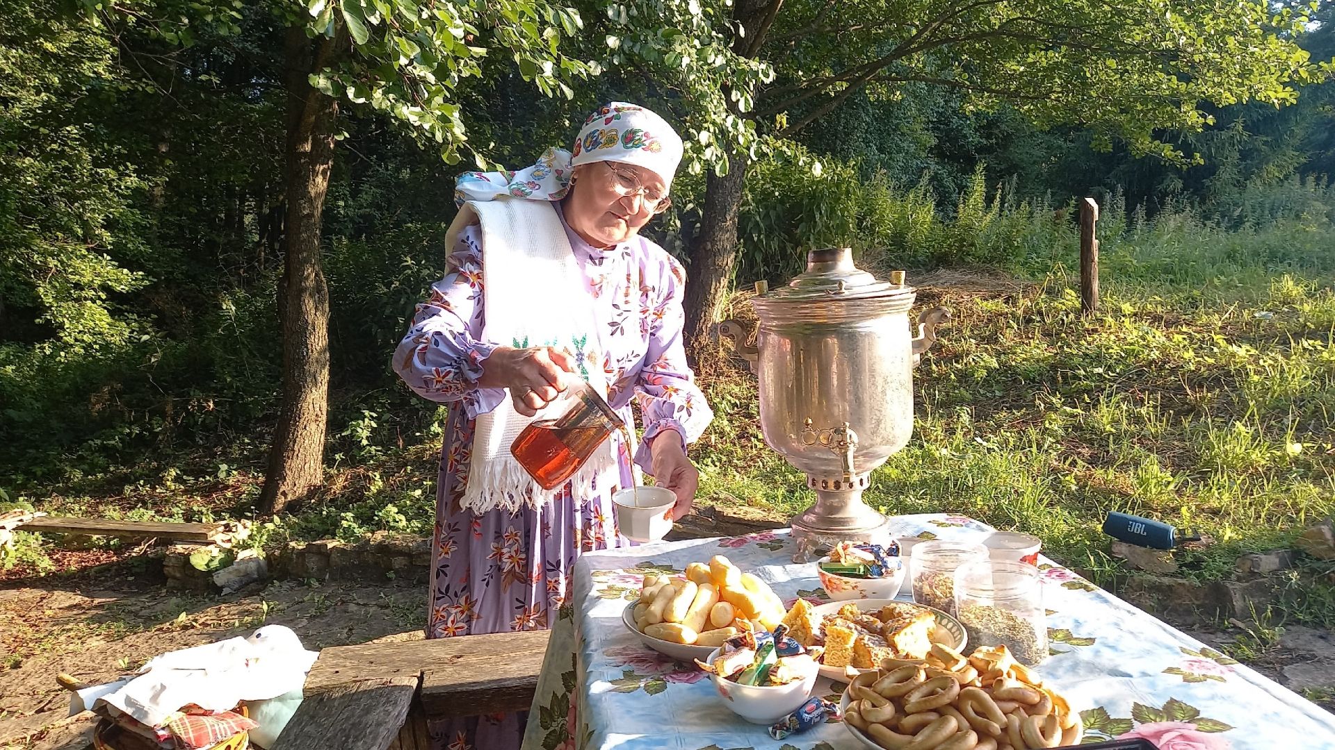Иң тәмле чәй - безнең аяк астында!