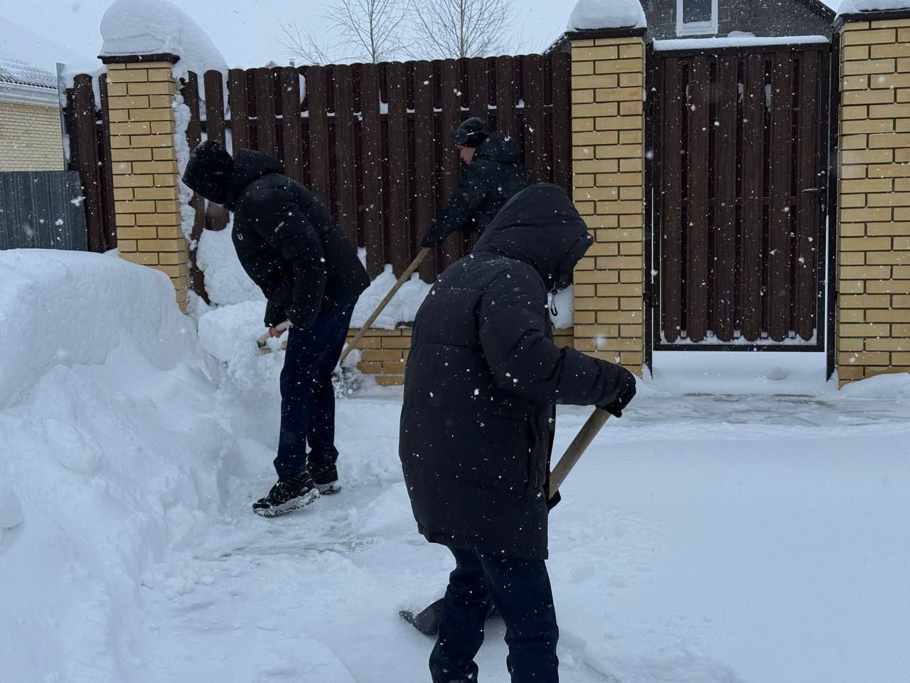 Юные волонтёры школы посёлка Новый пришли на помощь пожилым жителям