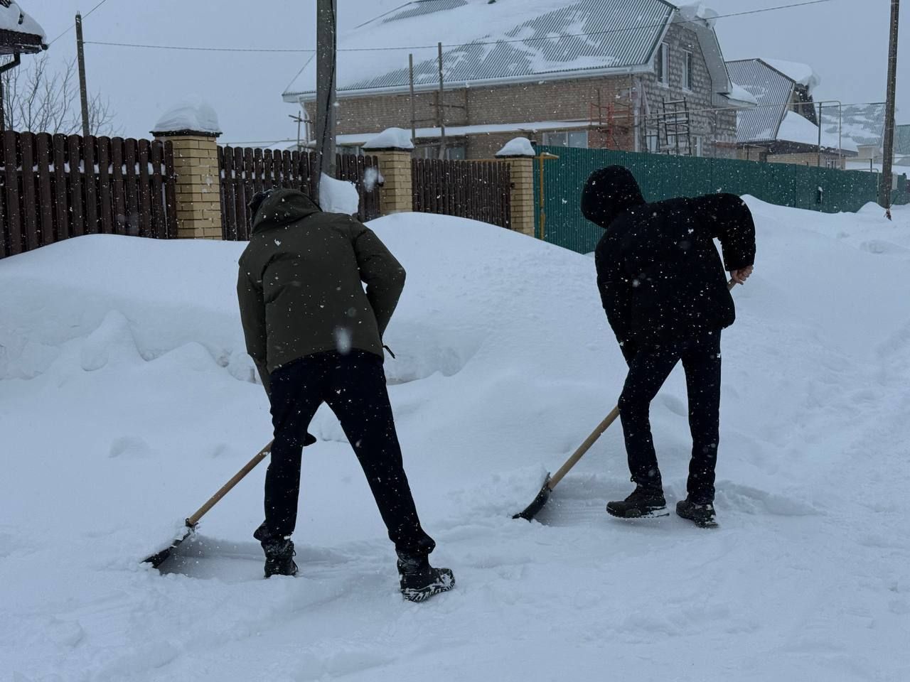 Юные волонтёры школы посёлка Новый пришли на помощь пожилым жителям