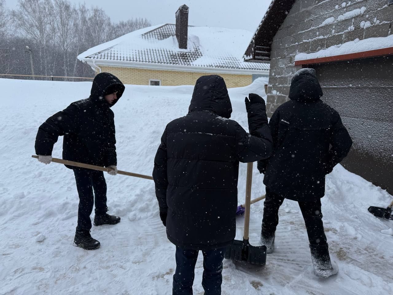 Юные волонтёры школы посёлка Новый пришли на помощь пожилым жителям
