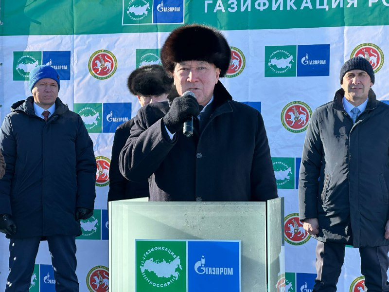 Һәр йортка җылылык: Марат Әхмәтов Әҗмәкәй авылында йортка газ кертү чарасында катнашты