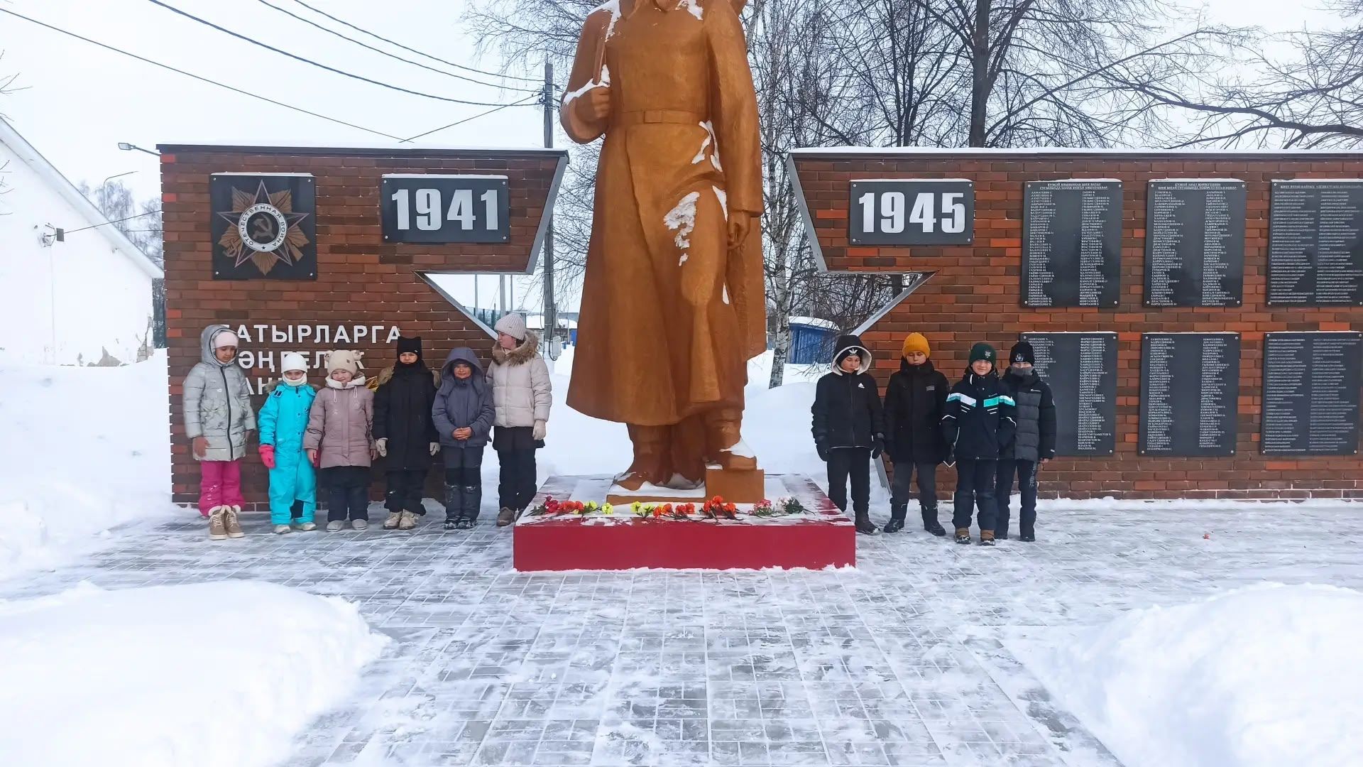 Ученики Кузкеевской школы почтили героев в рамках акции «Цветы у обелиска»