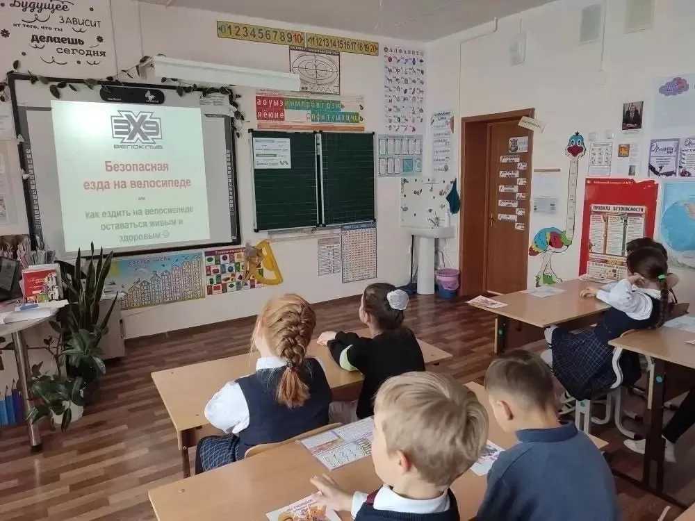 Безопасность на дорогах начинается со школьной скамьи: в Комсомольской СОШ прошло занятие отряда ЮИД