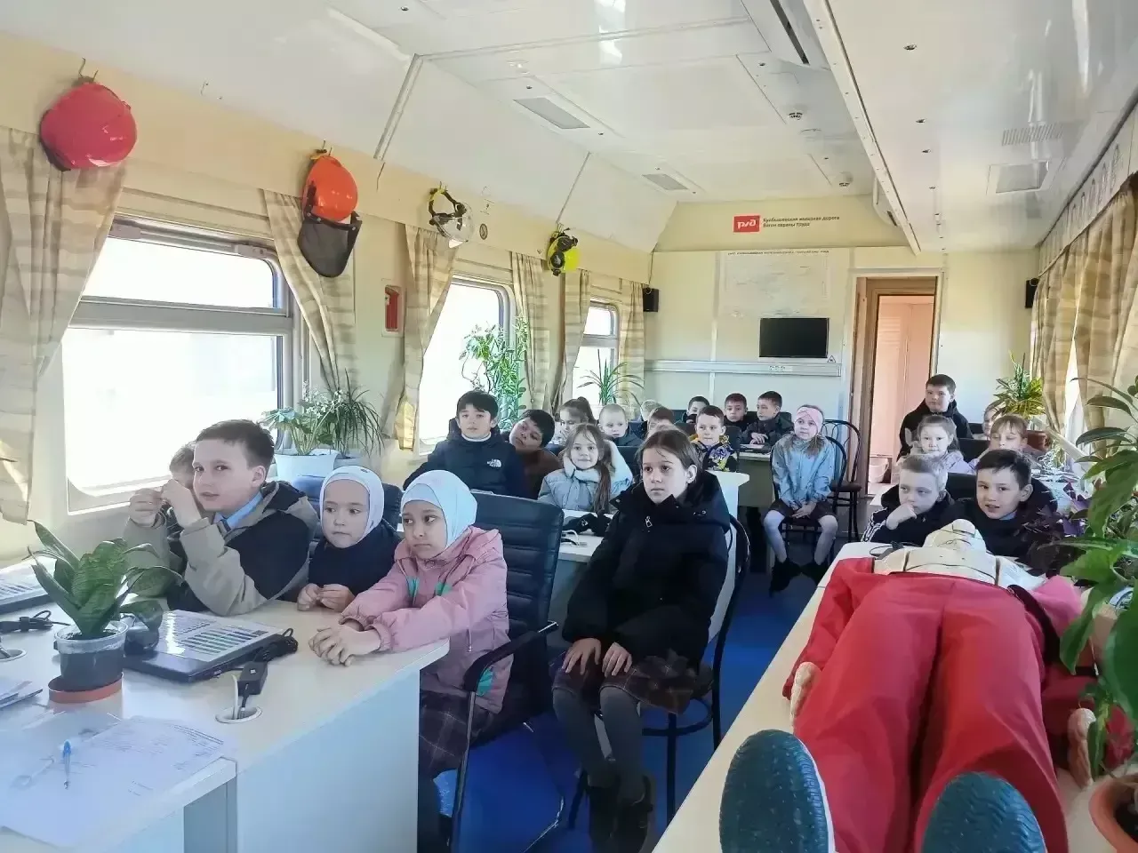 «Куркынычсыз юл»: Круглое Поле укучылары тимер юлда йөрү кагыйдәләрен өйрәнде