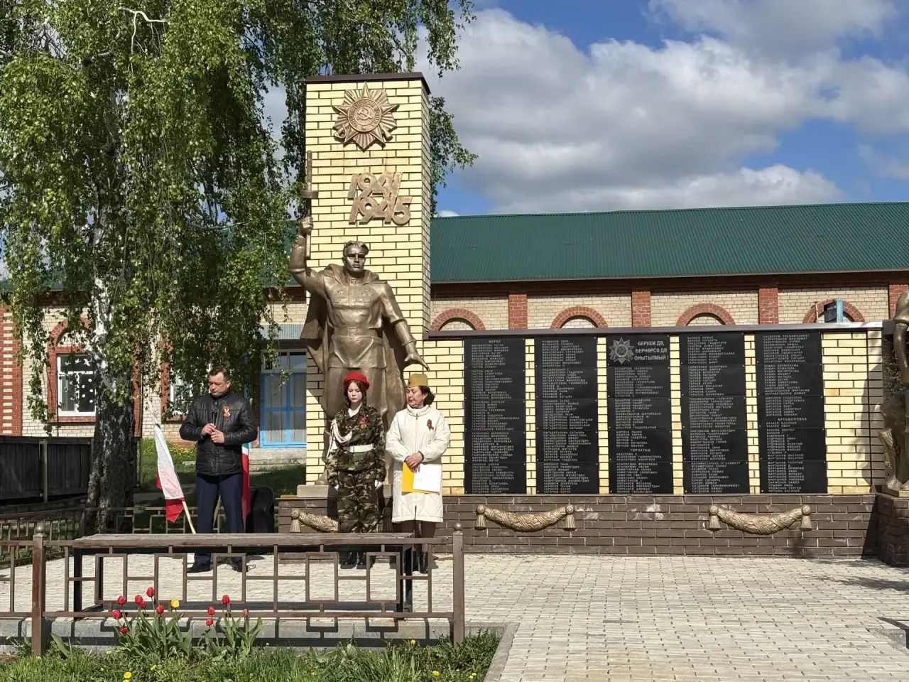 Җиңү җырлары астында: дүрт авыл халкын бер өстәл җыйды