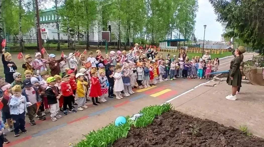 В поселке Круглое Поле прошел детский парад