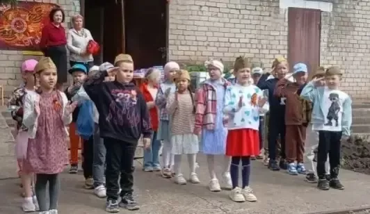 В поселке Круглое Поле прошел детский парад