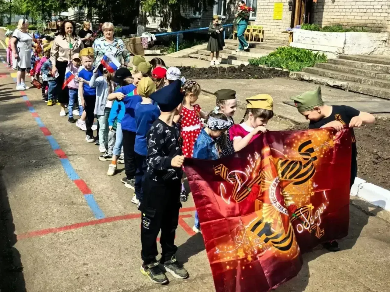 В поселке Круглое Поле прошел детский парад