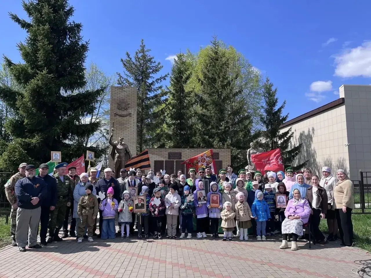 Җиңү җырлары астында: дүрт авыл халкын бер өстәл җыйды
