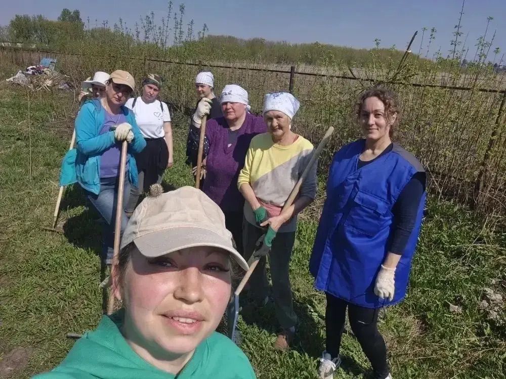 В селе Бетьки прошел масштабный субботник на кладбище