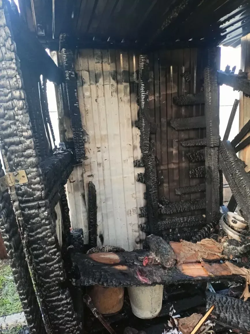 В районе ночной пожар полностью уничтожил металлический хозблок
