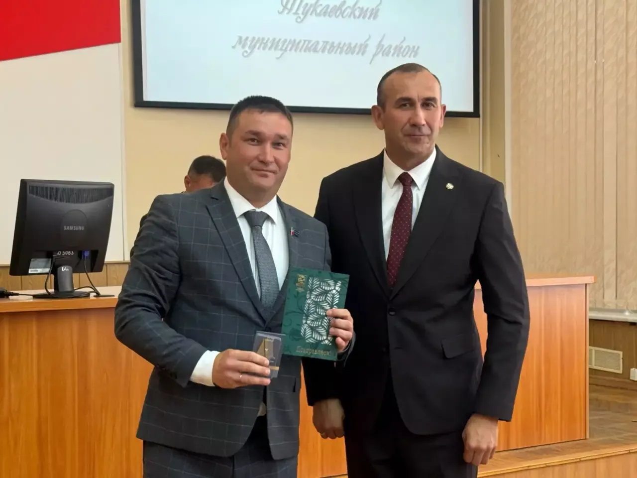 Тукай районында эшлекле дүшәмбе киңәшмәсе җитәкчеләрне бүләкләүдән башланды