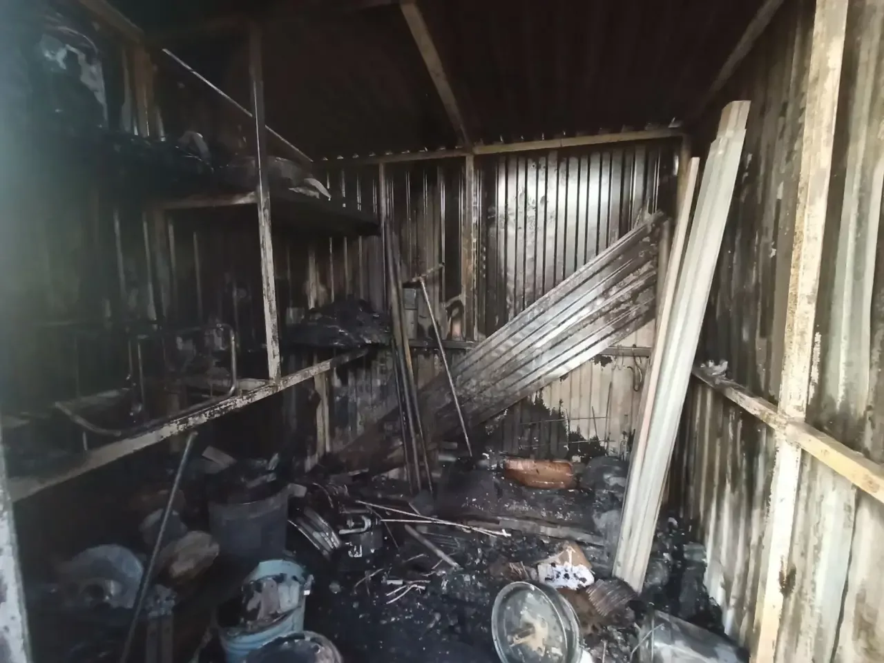 В районе ночной пожар полностью уничтожил металлический хозблок