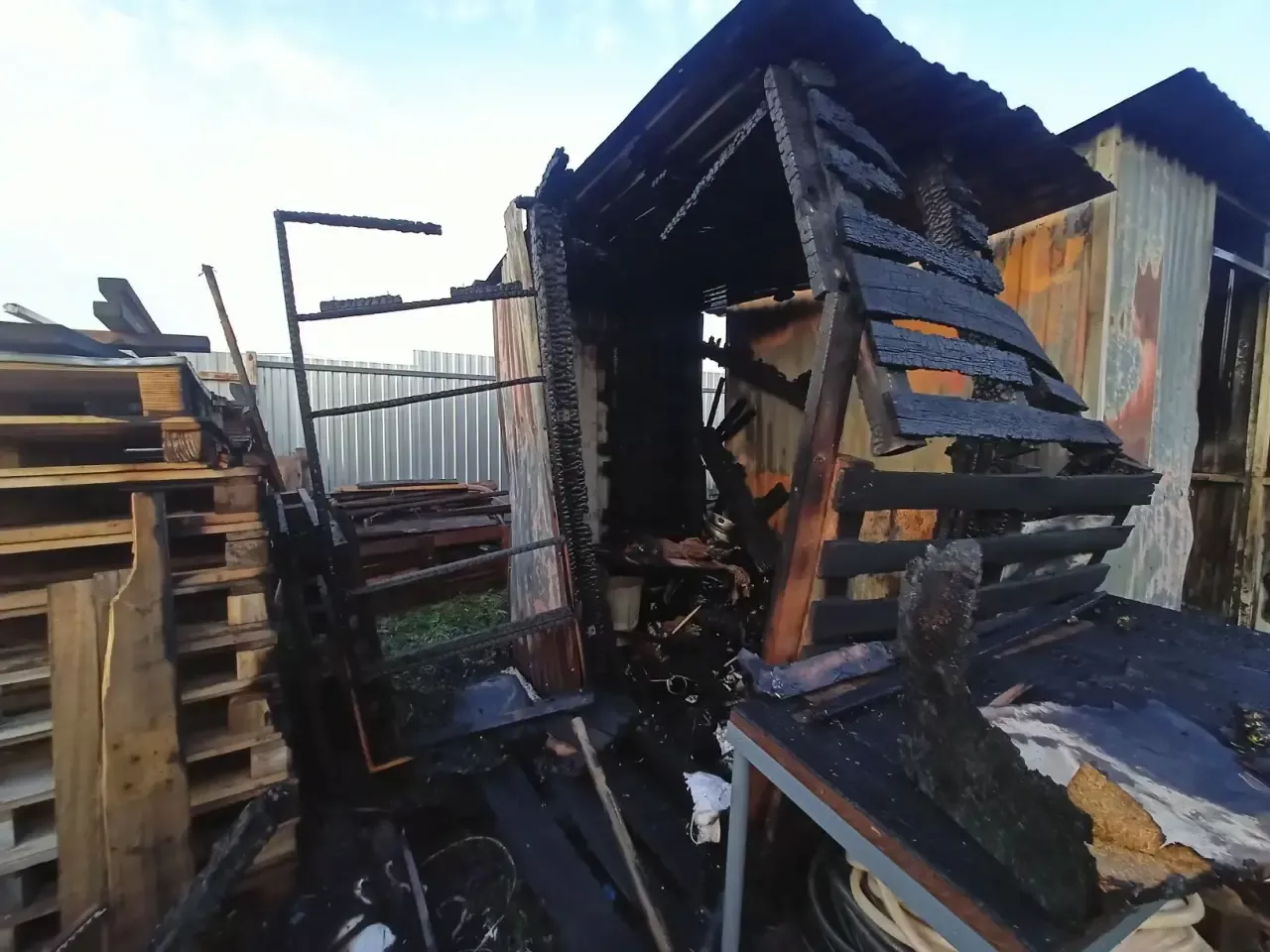 В районе ночной пожар полностью уничтожил металлический хозблок